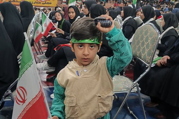 حضور پرشور دختران و پسران شهریار در روز استکبار ستیزی