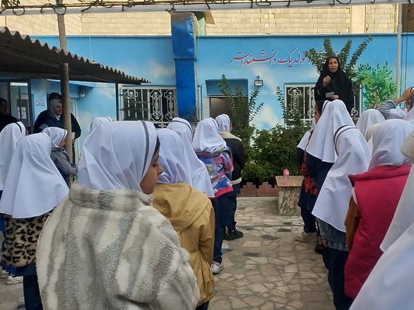 حضور مامور نیروی انتظامی در مدرسه و گفتگوی صمیمی با دانش آموزان و آگاهی بخشی درمورد مسائل امنیتی 