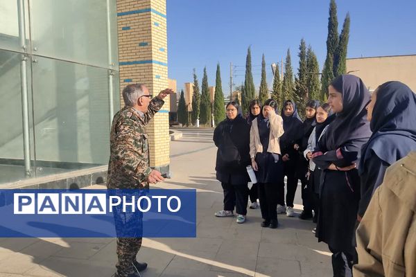 اردوی آمادگی و دفاعی دانش‌آموزان پایه نهم مدرسه فرشتگان در موزه دفاع مقدس