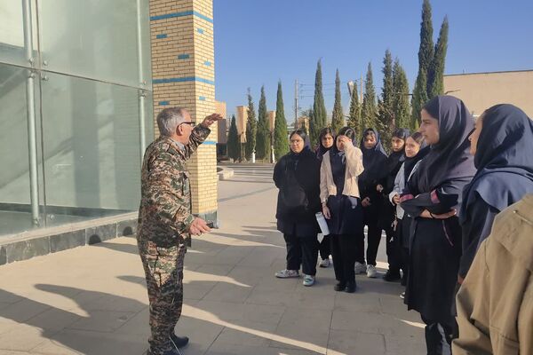 اردوی آمادگی و دفاعی دانش‌آموزان پایه نهم مدرسه فرشتگان در موزه دفاع مقدس
