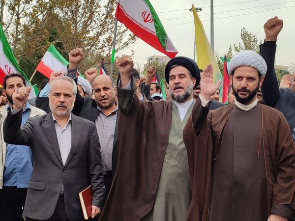 حضور دانش‌آموزان ملاردی در راهپیمایی روز سیزده آبان 