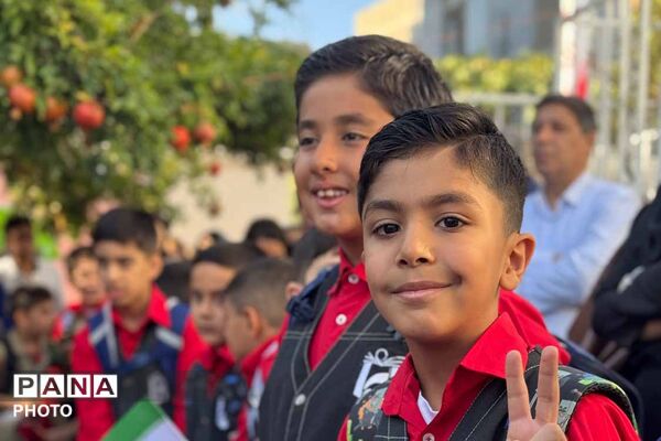 آغاز سال تحصیلی در مدرسه غیردولتی ایمان بجنورد با اجرای گارد پرچم