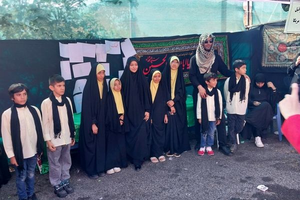 خدمت‌رسانی پیشتازان و خبرنگاران دانش‌آموزی در موکب عشاق‌الحسین گاوازنگ