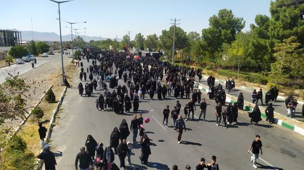 حضور پرشور مردم کاشمر در پیاده‌روی جاماندگان اربعین حسینی