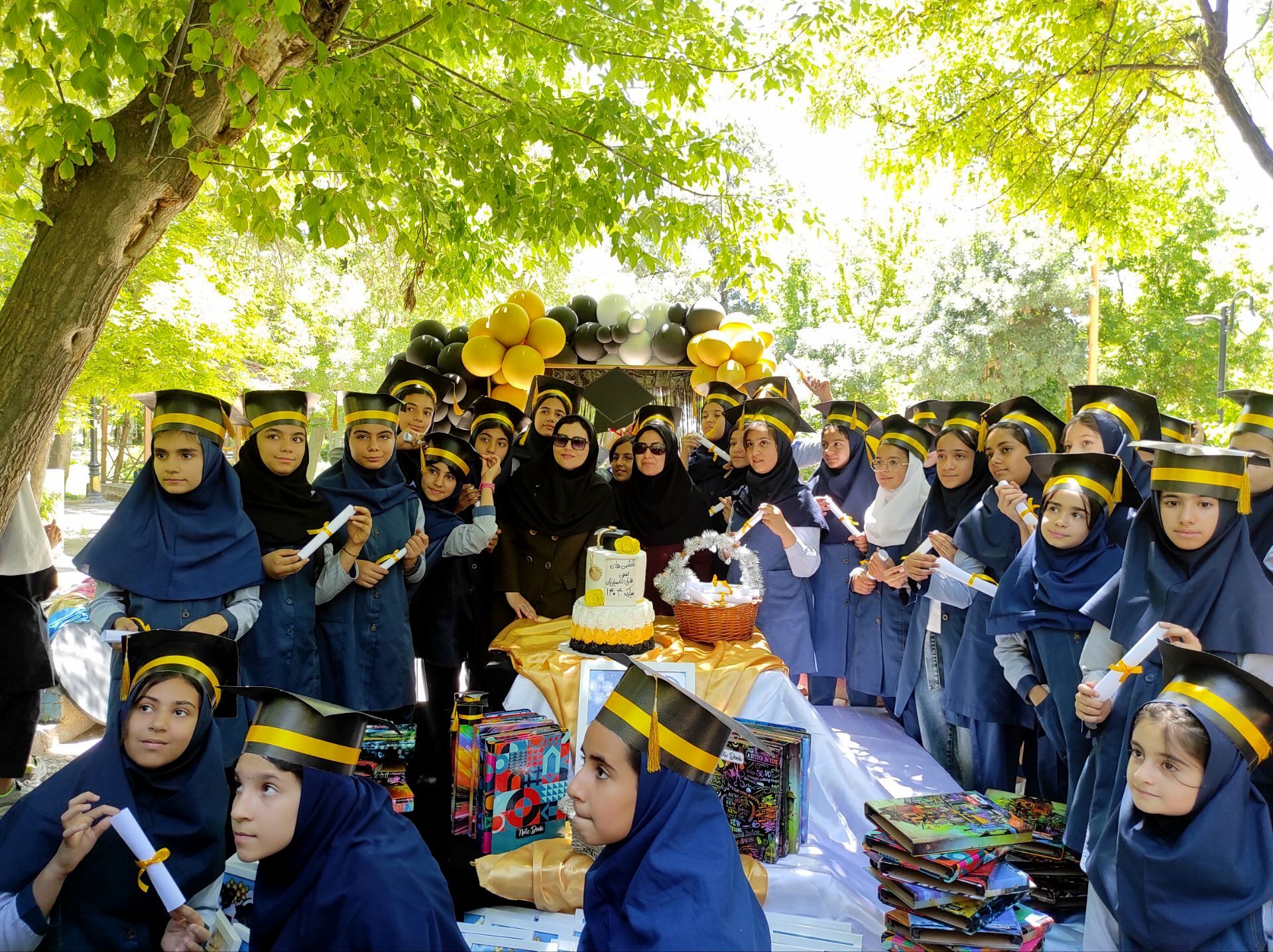 جشن فارغ التحصیلی پایه ششم مدرسه ضحی ۲ در پارک خانواده شیروان