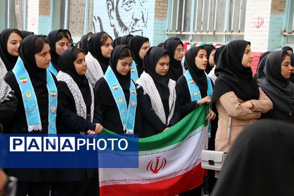 تجلیل مدیرکل آموزش و پرورش آذربایجان غربی از دانش‌آموز سخنران در نشست با رئیس جمهور