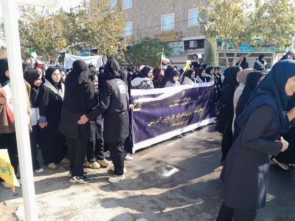 حضور دانش آموزان و آحاد مردم شریف منطقه رضویه در راهپیمایی 13آبان