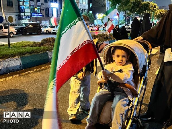 حضور کودکان دوشادوش بزرکان در شصت و ششمین شب از تجمعات مردمی