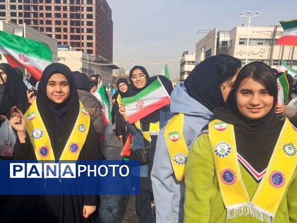 حضور دانش آموزان دبیرستان علی افشارنژاد در گردهمایی میدان شهدا و گلبانک انقلاب