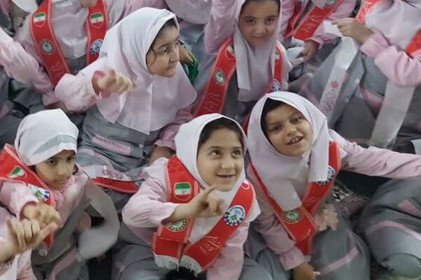 مراسم روز مادر و تحلیف پیشتازان در دبستان شهید سرافراز