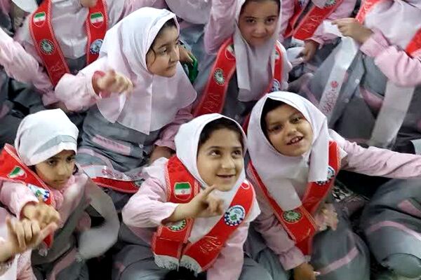 مراسم روز مادر و تحلیف پیشتازان در دبستان شهید سرافراز
