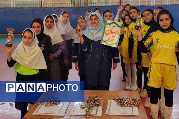 مسابقه فوتسال دانش‌آموزی دختران ابتدایی در بهارستان دو