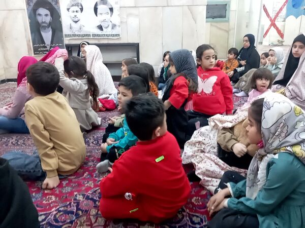 اجرای برنامه هایی زیبا و شاد برای کودکان در شهرستان کاشمر 