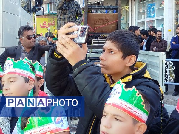 حضور پرشور دانش‌آموز خبرنگاران پانا کاشمر در راهپیمایی ۱۳ آبان