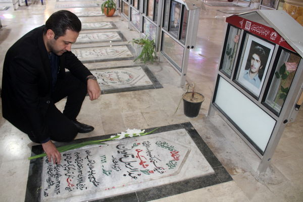 تجدید میثاق مدیر سازمان دانش آموزی استان بوشهر با شهدا