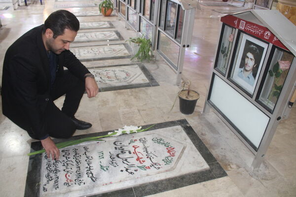 تجدید میثاق مدیر سازمان دانش آموزی استان بوشهر با شهدا