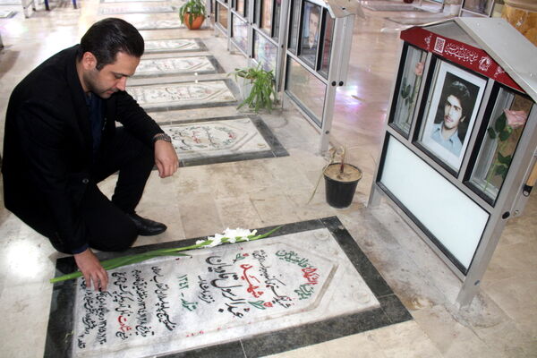 تجدید میثاق مدیر سازمان دانش آموزی استان بوشهر با شهدا