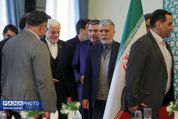 نشست معاون اول رئیس جمهور با جمعی از هنرمندان موسیقی، تئاتر و هنرهای تجسمی