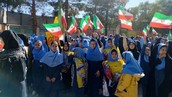 حضور پرشور دانش آموزان در راهپیمایی ۱۳ آبان ماه 