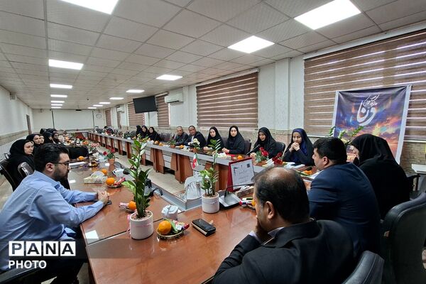 تجلیل از مدیران منتخب برگزارکننده دوره کوتاه‌مدت دوزبانه و مربیان مناطق کم برخوردار