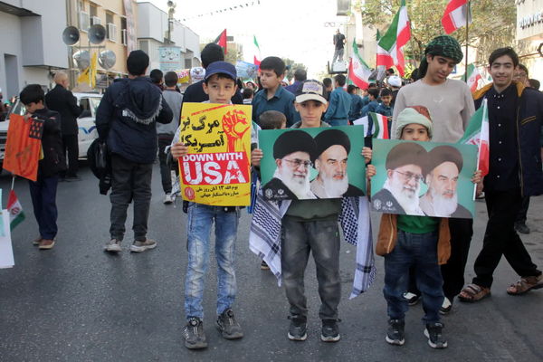 جلوه‌هایی از حضور حماسی دانش‌آموزان قم در راهپیمایی یوم الله ۱۳ آبان
