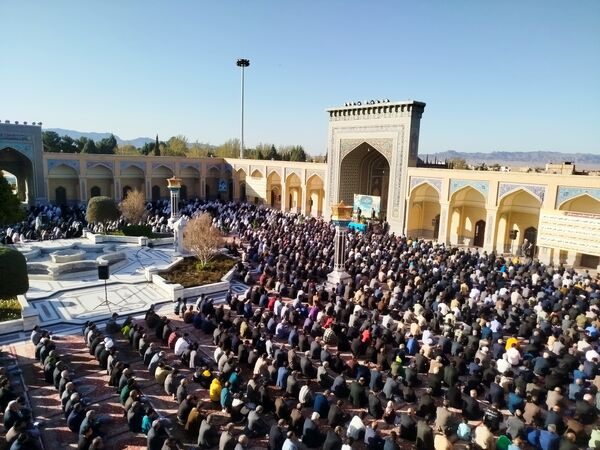 نماز عید سعید فطر با حضور پرشور مردم در شهرستان کاشمر برگزار شد 