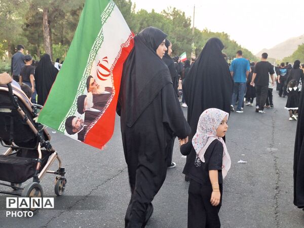 از پرچم ایران تا قاب شهدا؛ روایت دلدادگی در مسیر حسینی