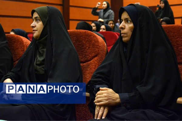 آیین تجلیل از برگزیدگان حوزه مشاوره و پیشگیری از آسیب‌های اجتماعی بهارستان‌دو