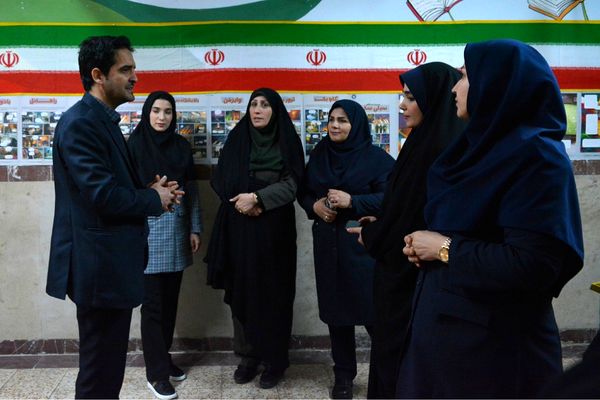 فانوس به دبیرستان حکمت آمد