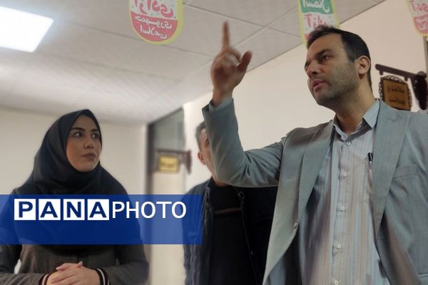 آماده‌سازی آثار هنرجویان در نمایشگاه دهه فجر رباط‌کریم