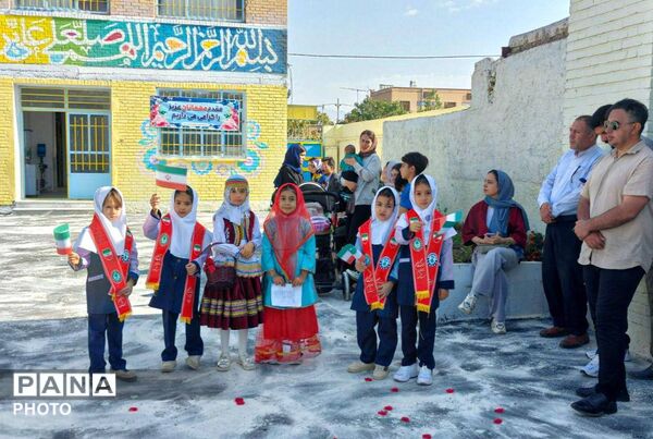 جشن شکوفه‌های کلاس اولی در دبستان فرهنگیان