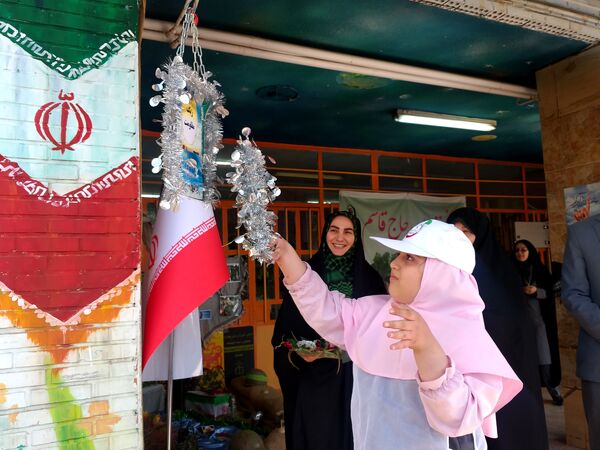 نواختن زنگ مقاومت و ایثار و اجرای پویش تکثیر سنوار در دبستان دخترانه شاهد تجلی منطقه 4 