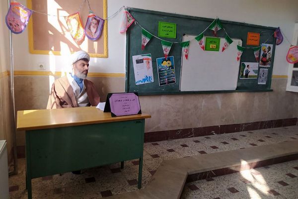 برگزاری نشست بصیرتی جهاد تبیین در هنرستان کوثر ری یک 