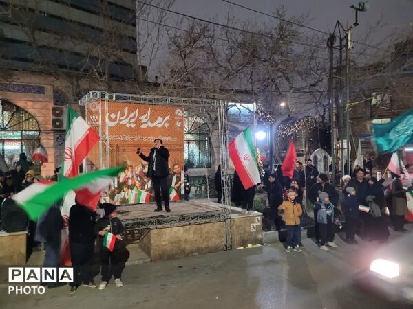 اجتماع دانش‌آموزان و فرهنگیان در هنرستان قندی