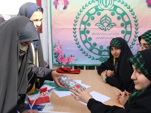 حضور پرشور دانش‌آموزان دبیرستان هیئت امنایی معراج اردبیل در راهپیمایی روز ۱۳ آبان ماه