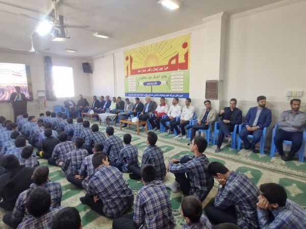 مراسم هفته گرامیداشت پدافند غیرعامل در دبیرستان دور اول صدرا مهریز