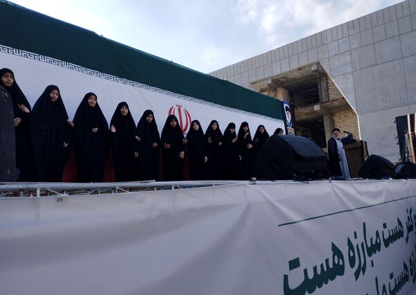 راهپیمایی ۱۳ آبان در میدان شهدا مشهد
