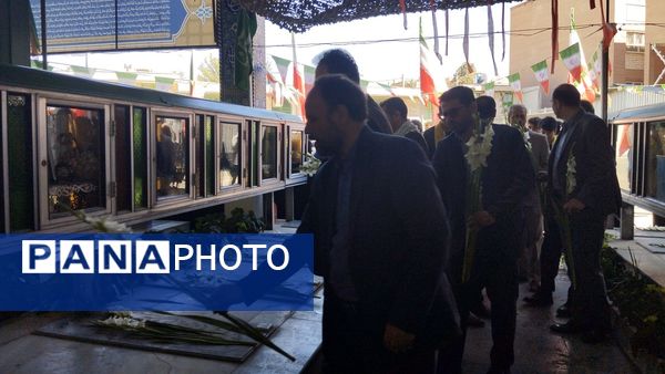مراسم غبارروبی و عطرافشانی مزار شهدای 400 دستگاه ناحیه 3 کرج در هفته دفاع مقدس