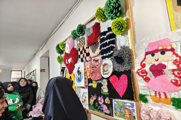 برگزاری نمایشگاه آثار هنری دانش‌آموزان در دبیرستان هوشنگی