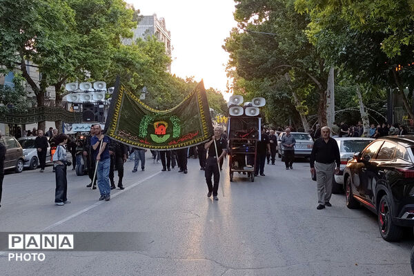 آیین باشکوه علم‌گردانی در غروب عاشورا 