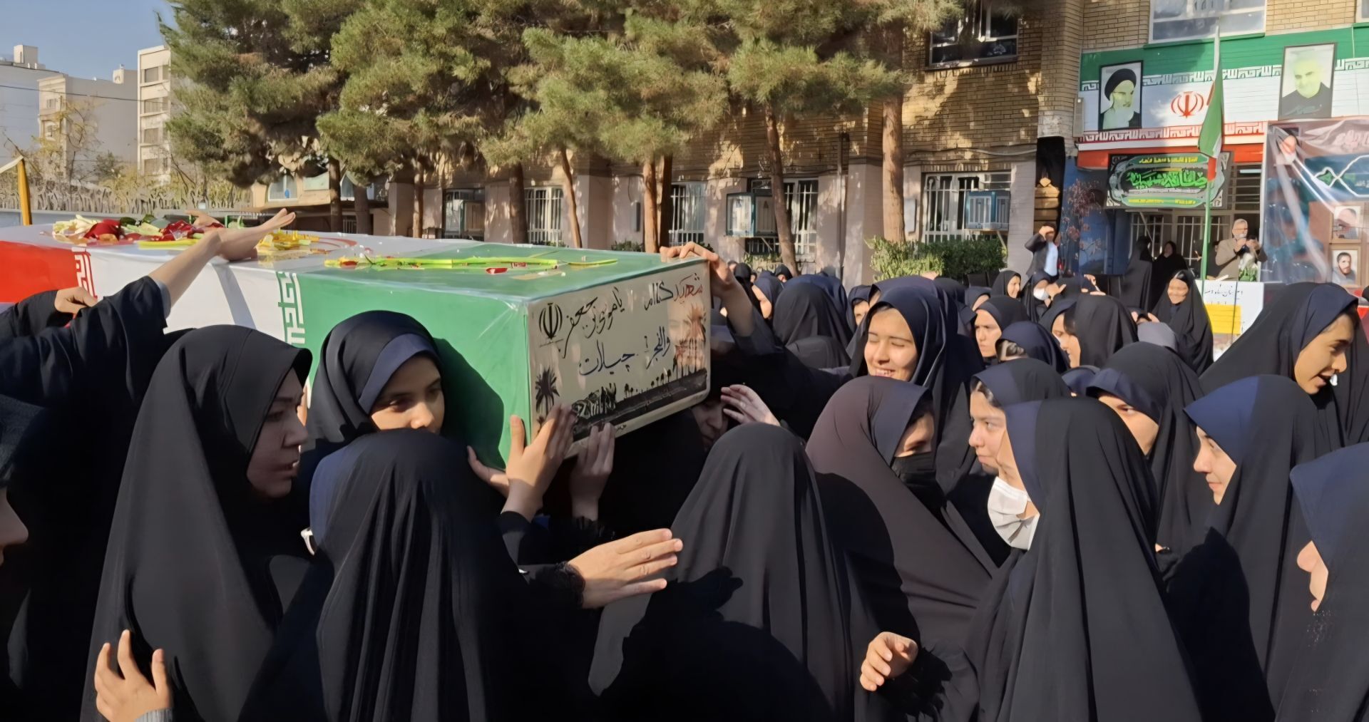 مراسم باشکوه حضور پیکر شهید گمنام در مدرسه شهید تیمسار فلاحی ناحیه یک کرج برگزار شد