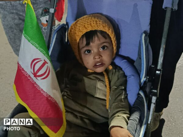 کودکان ایران حتی با کالسکه و سن کم هم پای آرمان های انقلاب اسلامی ایران ایستاده اند