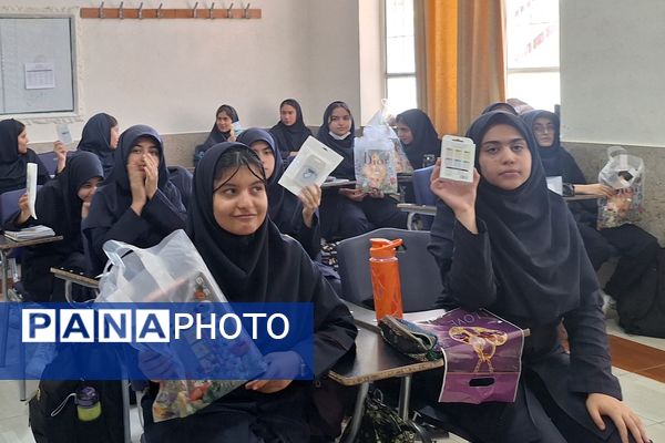 تقدیر از برگزیدگان مسابقات دانش‌آموزی در کلاس‌های درس