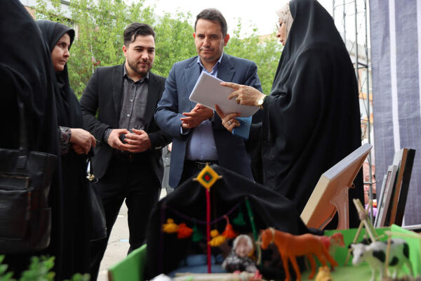 بازدید مدیر آموزش و پرورش اسلامشهر از بازارچه خیریه دبستان شاهد فاطمه زهرا(س)