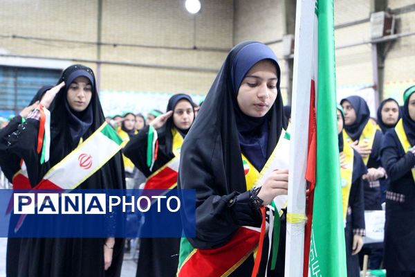 هم‌سرایی هزار نفری دانش‌آموزان یاور انقلاب در اسلامشهر