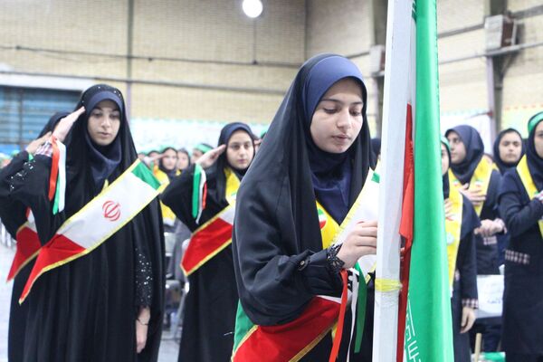 هم‌سرایی هزار نفری دانش‌آموزان یاور انقلاب در اسلامشهر
