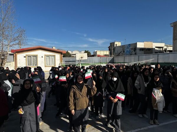 نواختن زنگ انقلاب در دبیرستان هیأت‌امنایی طه