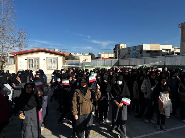 نواختن زنگ انقلاب در دبیرستان هیأت‌امنایی طه