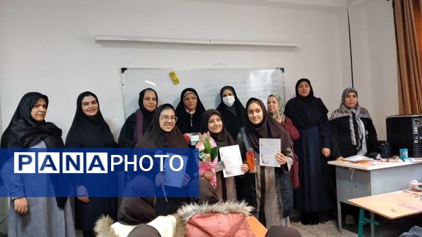 تجلیل از نخبگان آموزشی در دبیرستان شهیده محبوبه دانش