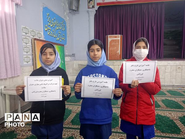 جلسه  آموزشی طرح ماهر سفیران سلامت در مدرسه بنت المهدی صدر ۲